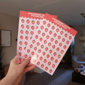 Stickervel met letterstickers in de vorm van geïllustreerde aardbeien.
