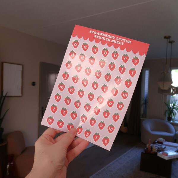 Stickervel met letterstickers in de vorm van geïllustreerde aardbeien.