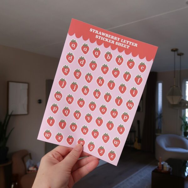 Stickervel met letterstickers in de vorm van geïllustreerde aardbeien.