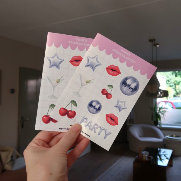 Stickervel met afbeeldingen van discoballen, kersen, rode lippen en sterren ballonnen, in een glossy finish.