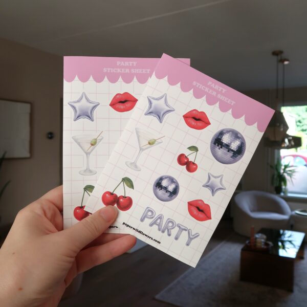 Stickervel met afbeeldingen van discoballen, kersen, rode lippen en sterren ballonnen.