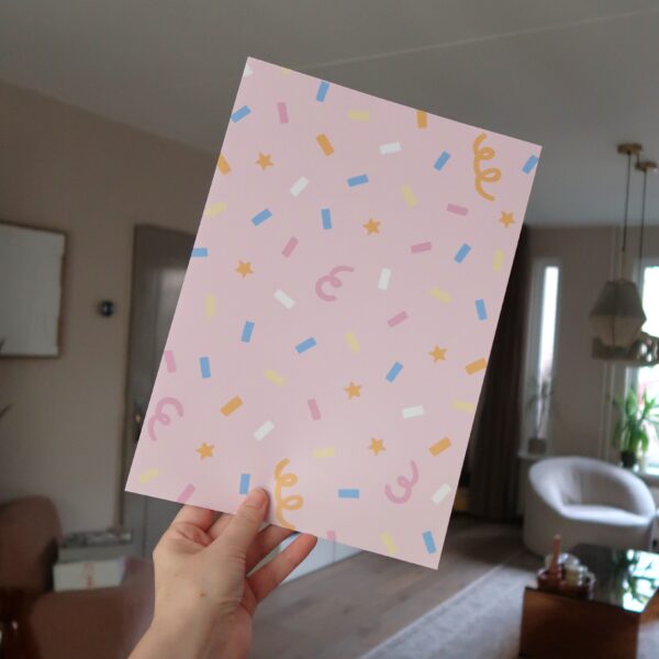 A4 papier met illustratie van confetti met een roze achtergrond, in het thema party.