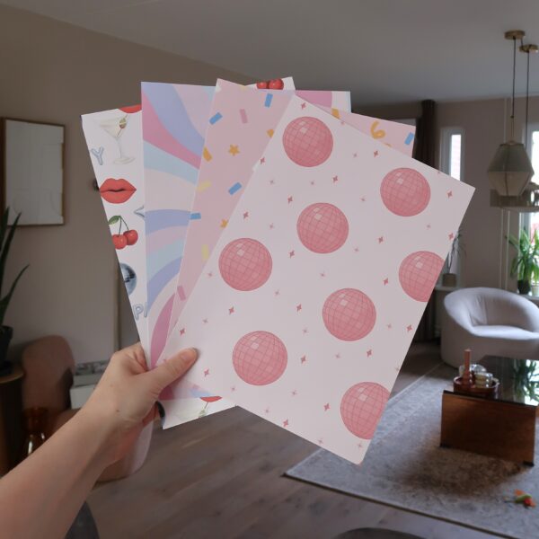 Vier verschillende A4 papiertjes met verschillende prints en illustraties in het thema party.