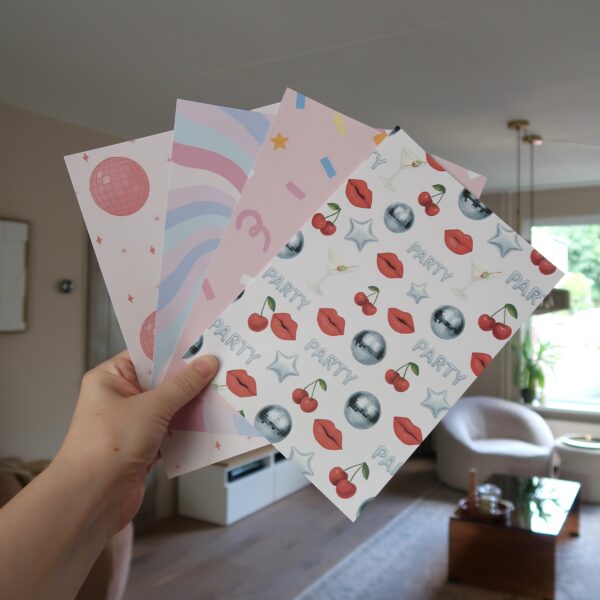 Vier verschillende A4 papiertjes met verschillende prints en illustraties in het thema party.