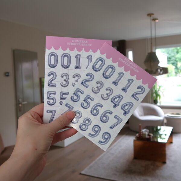 Stickervel met stickers van zilveren cijfer ballonnen.