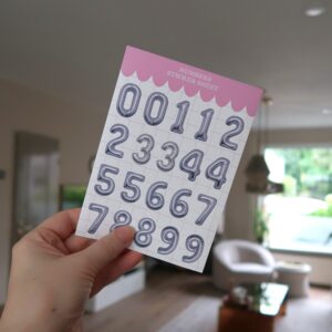 Stickervel met stickers van zilveren cijfer ballonnen.