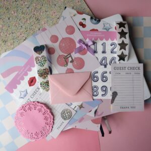 Inhoud van een journal kit met het thema party, met onder anderen stickervellen, achtergrondjes, stickers en andere journal spullen.