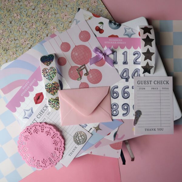 Inhoud van een journal kit met het thema party, met onder anderen stickervellen, achtergrondjes, stickers en andere journal spullen.