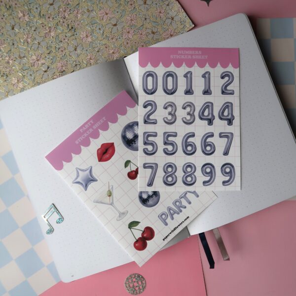 Inhoud van een journal kit met het thema party, met onder anderen stickervellen, achtergrondjes, stickers en andere journal spullen.
