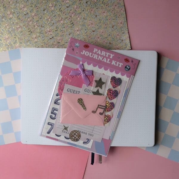 Inhoud van een journal kit met het thema party, met onder anderen stickervellen, achtergrondjes, stickers en andere journal spullen.