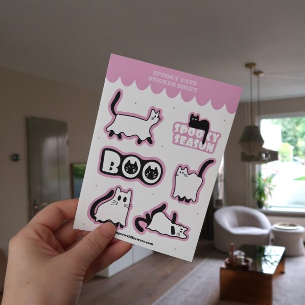 Stickervel met illustraties van katten als spookjes, in het zwart, wit en roze.