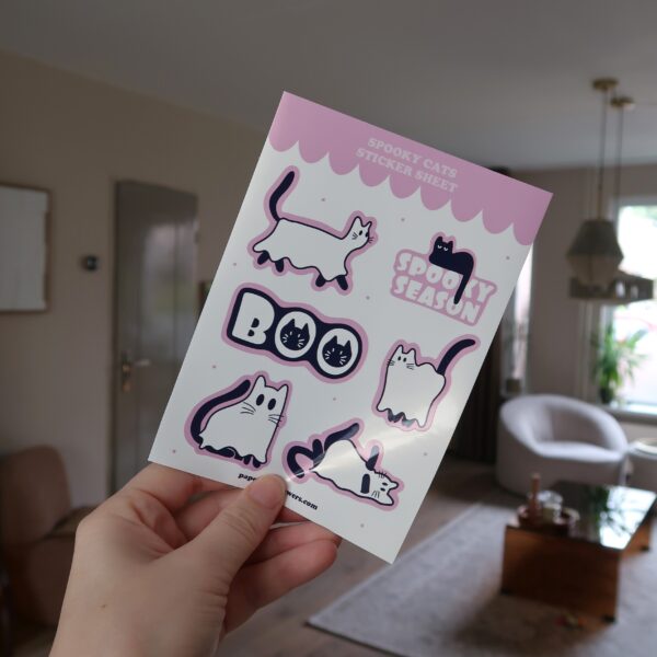 Stickervel met illustraties van katten als spookjes, in het zwart, wit en roze.