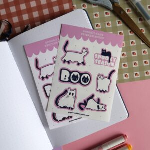 Stickervel met illustraties van katten als spookjes, in het zwart, wit en roze.