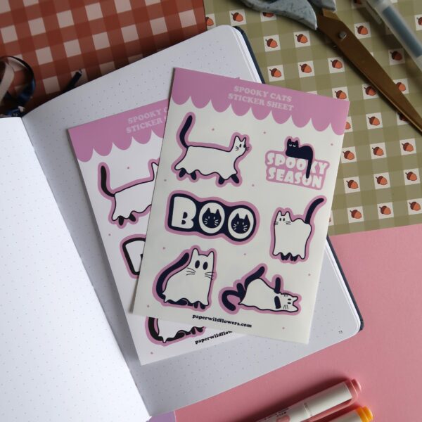 Stickervel met illustraties van katten als spookjes, in het zwart, wit en roze.