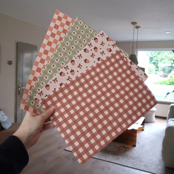Bundel aan papier met illustraties in een herfst thema, bedoelt voor het journallen of scrapbooken.