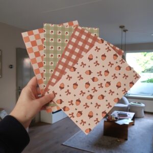 Bundel aan papier met illustraties in een herfst thema, bedoelt voor het journallen of scrapbooken.