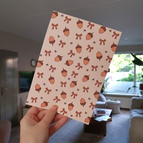 Vel papier met illustraties van eikeltjes en strikjes.