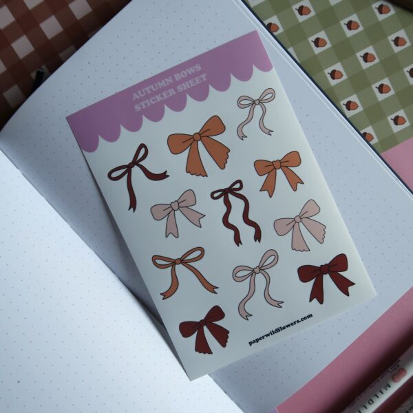 Stickervel met illustraties van strikjes in herfst kleurtjes.