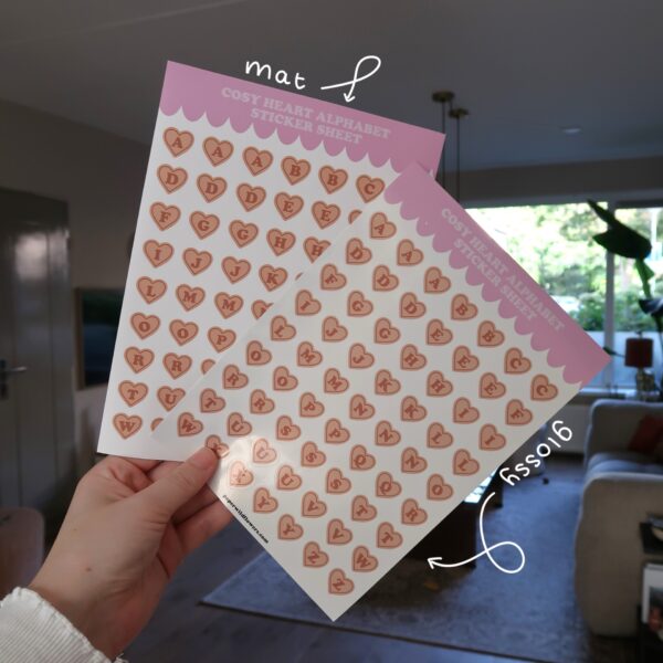 Stickervel met illustraties van hartjes en letters erin, bedoelt als alfabet stickervel voor het journallen.