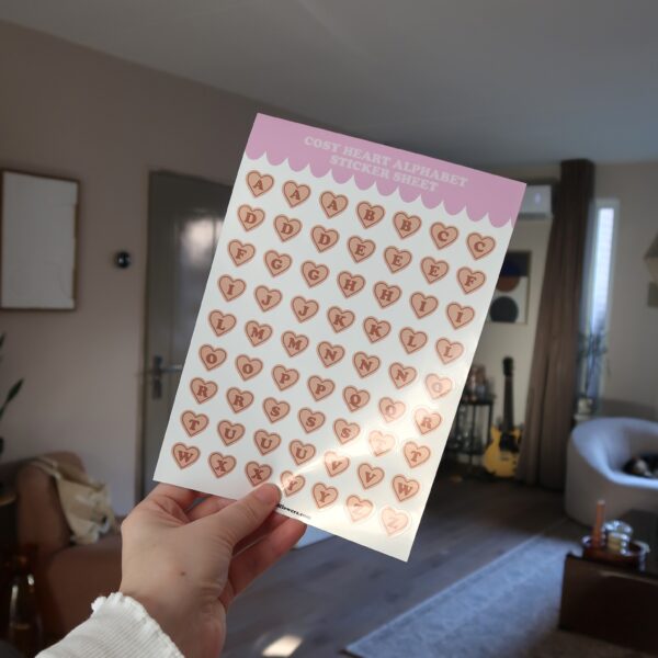 Stickervel met illustraties van hartjes en letters erin, bedoelt als alfabet stickervel voor het journallen.