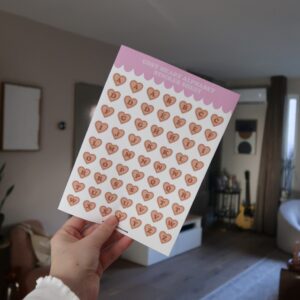 Stickervel met illustraties van hartjes en letters erin, bedoelt als alfabet stickervel voor het journallen.