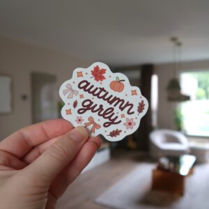 Losse sticker met de tekst 'autumn girly' en illustraties die te maken hebben met de herfst.