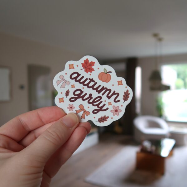 Losse sticker met de tekst 'autumn girly' en illustraties die te maken hebben met de herfst.