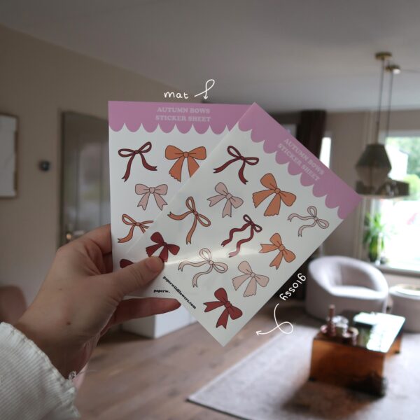 Stickervel met illustraties van strikjes in herfst kleurtjes.