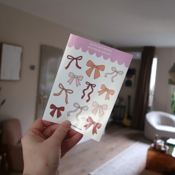 Stickervel met illustraties van strikjes in herfst kleurtjes.