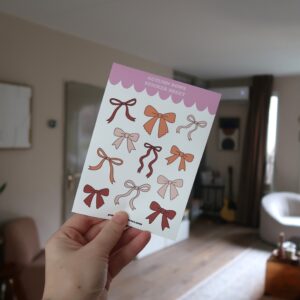 Stickervel met illustraties van strikjes in herfst kleurtjes.
