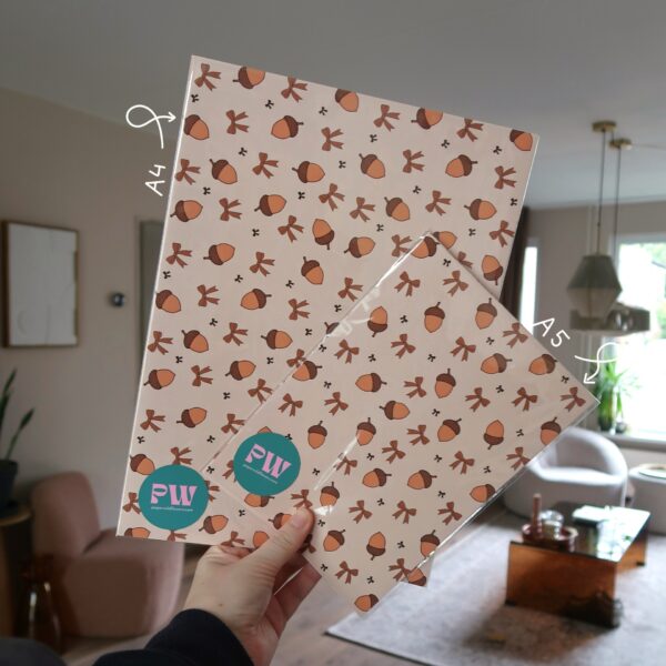 Bundel aan papier met illustraties in een herfst thema, bedoelt voor het journallen of scrapbooken.