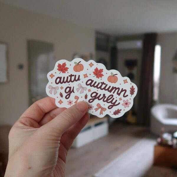Losse sticker met de tekst 'autumn girly' en illustraties die te maken hebben met de herfst.
