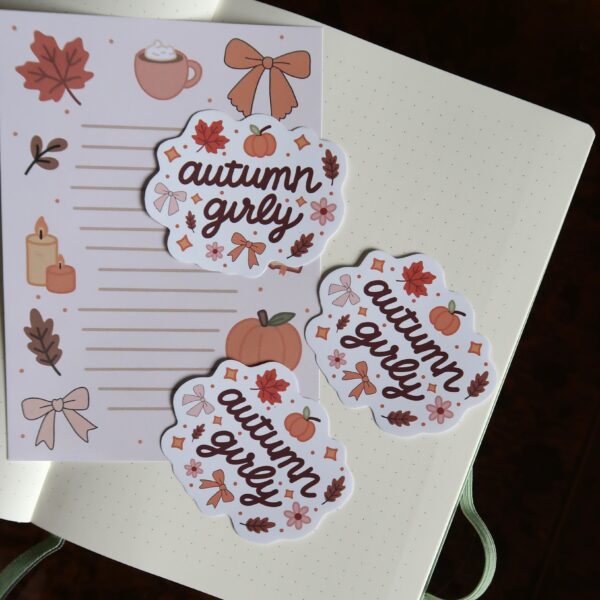 Losse sticker met de tekst 'autumn girly' en illustraties die te maken hebben met de herfst.