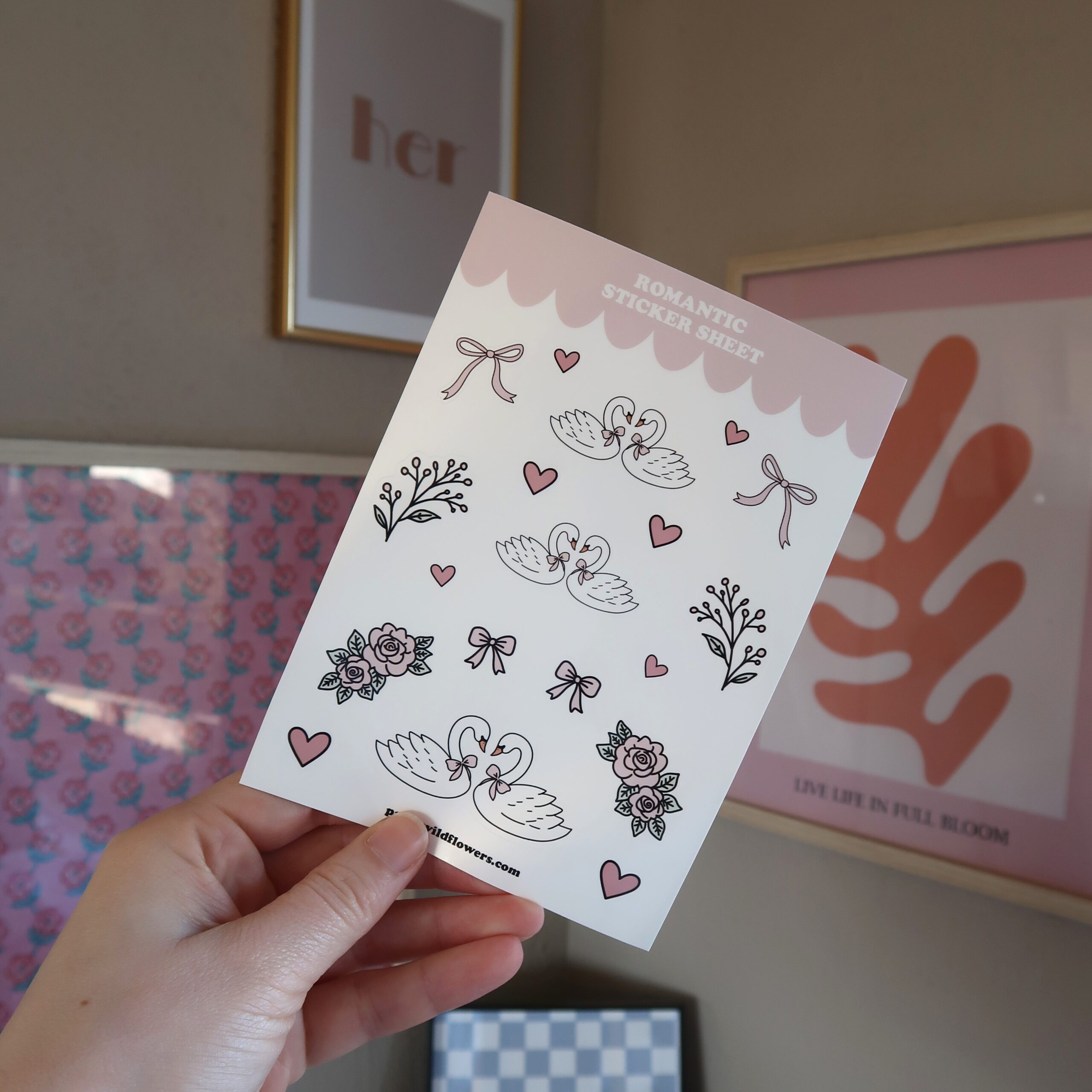 Stickervel met illustraties van zwanen, rozen, strikjes en hartjes.