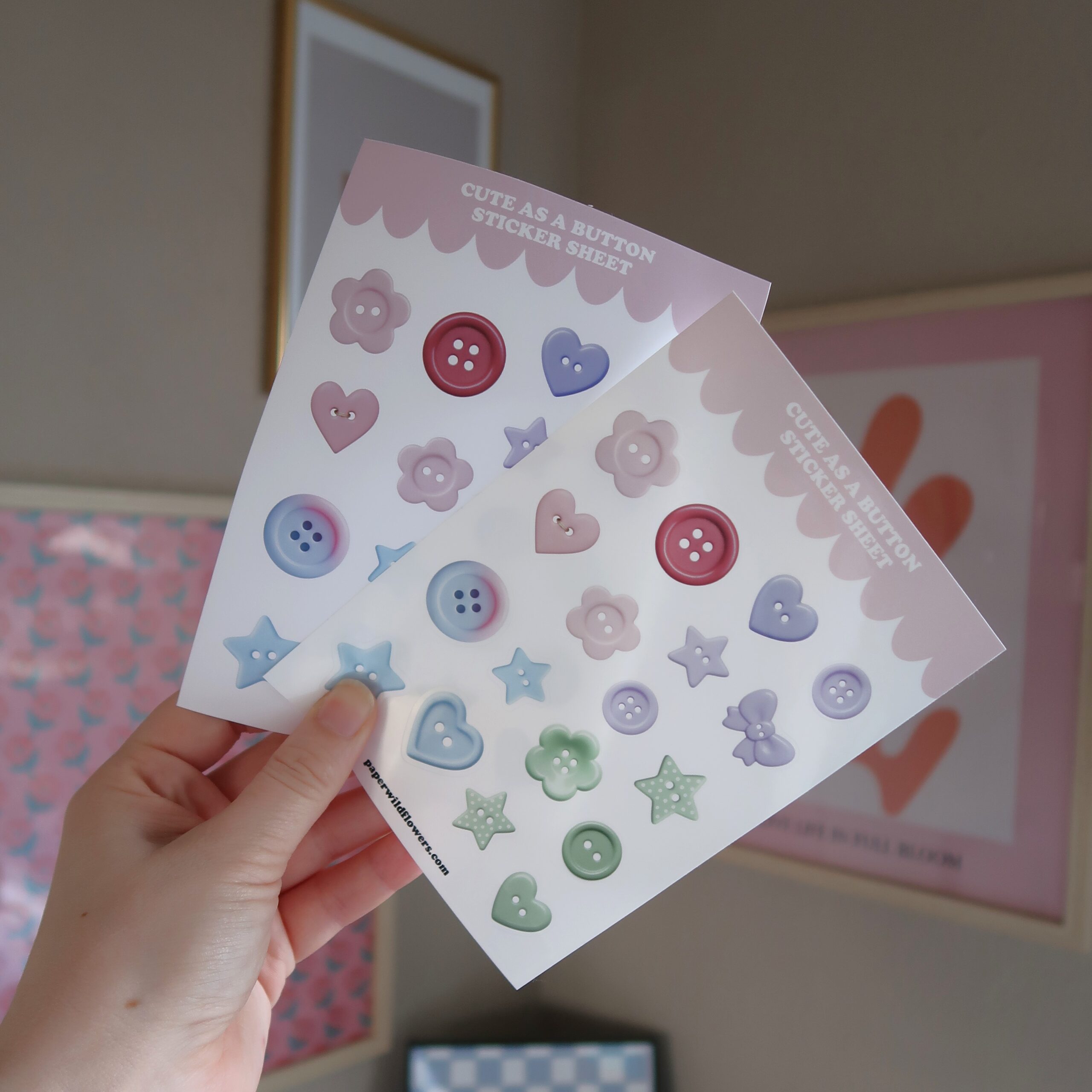 Stickervel met afbeeldingen van verschillende knopen in pastel tinten.