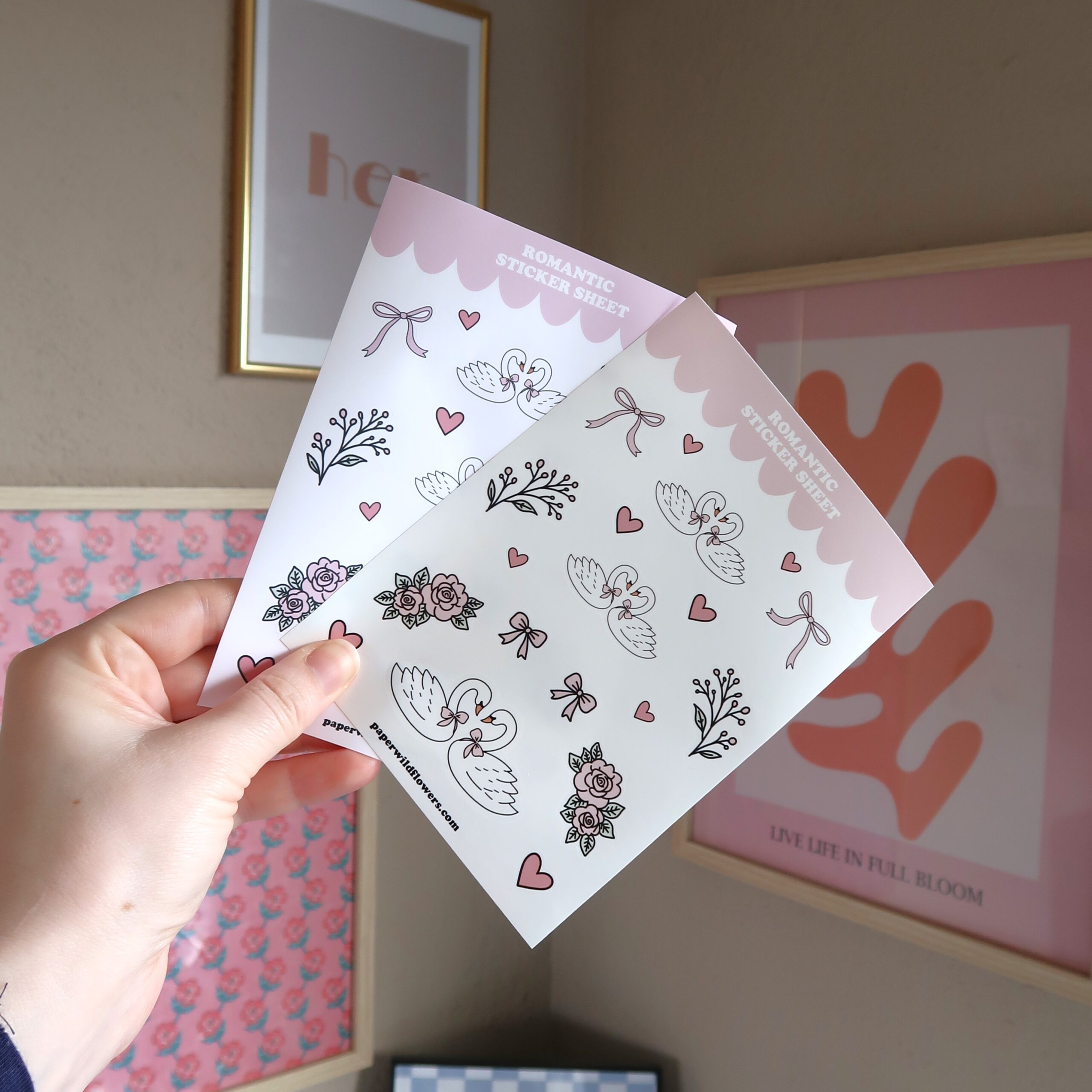 Stickervel met illustraties van zwanen, rozen, strikjes en hartjes.