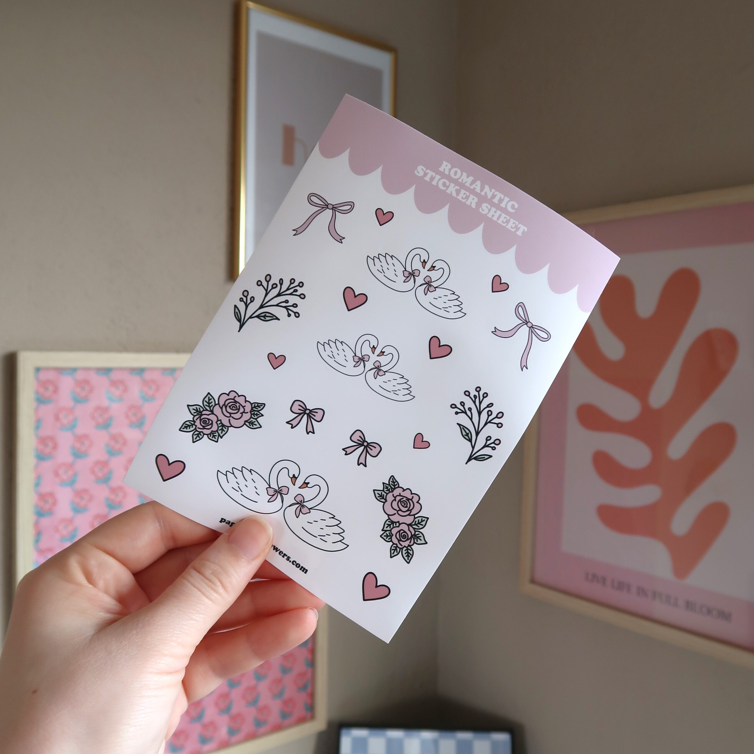 Stickervel met illustraties van zwanen, rozen, strikjes en hartjes.