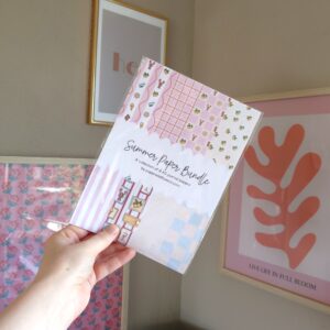 Foto van de papier bundel met zomerprintjes in de verpakking.