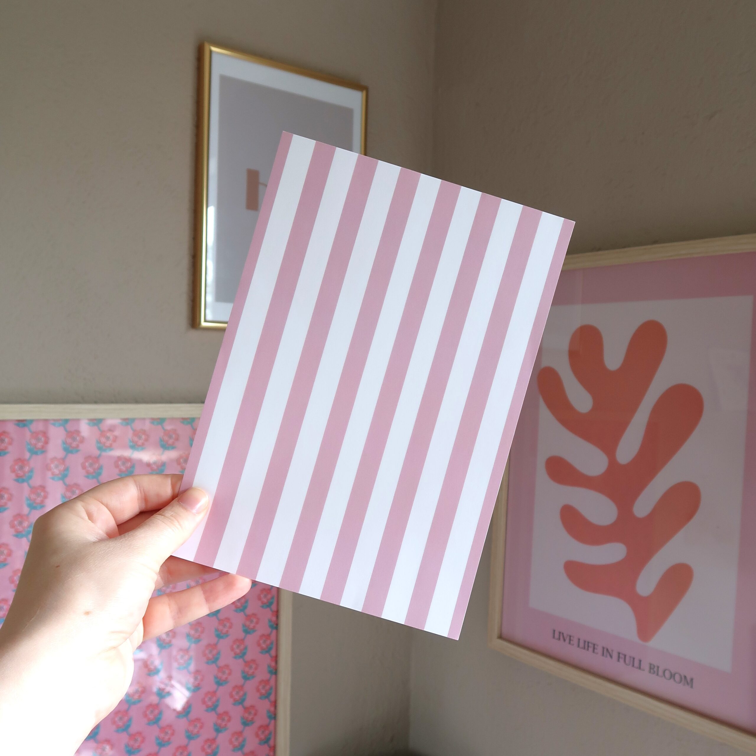 Achtergrond papiertje voor het journallen met een wit en roze gestreept patroon.
