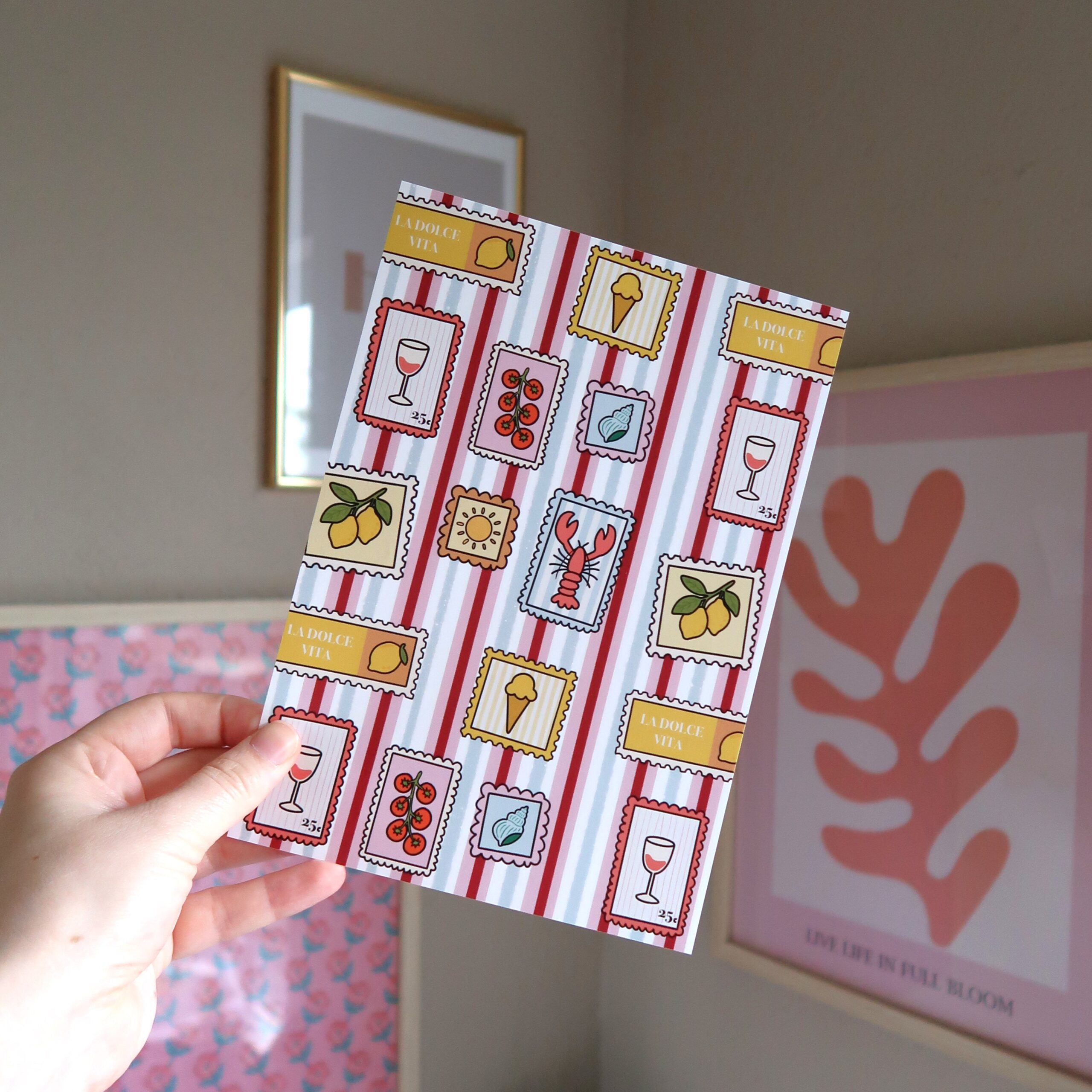 Achtergrond papiertje voor het journallen met illustraties van postzegels en zomerse tekeningen.