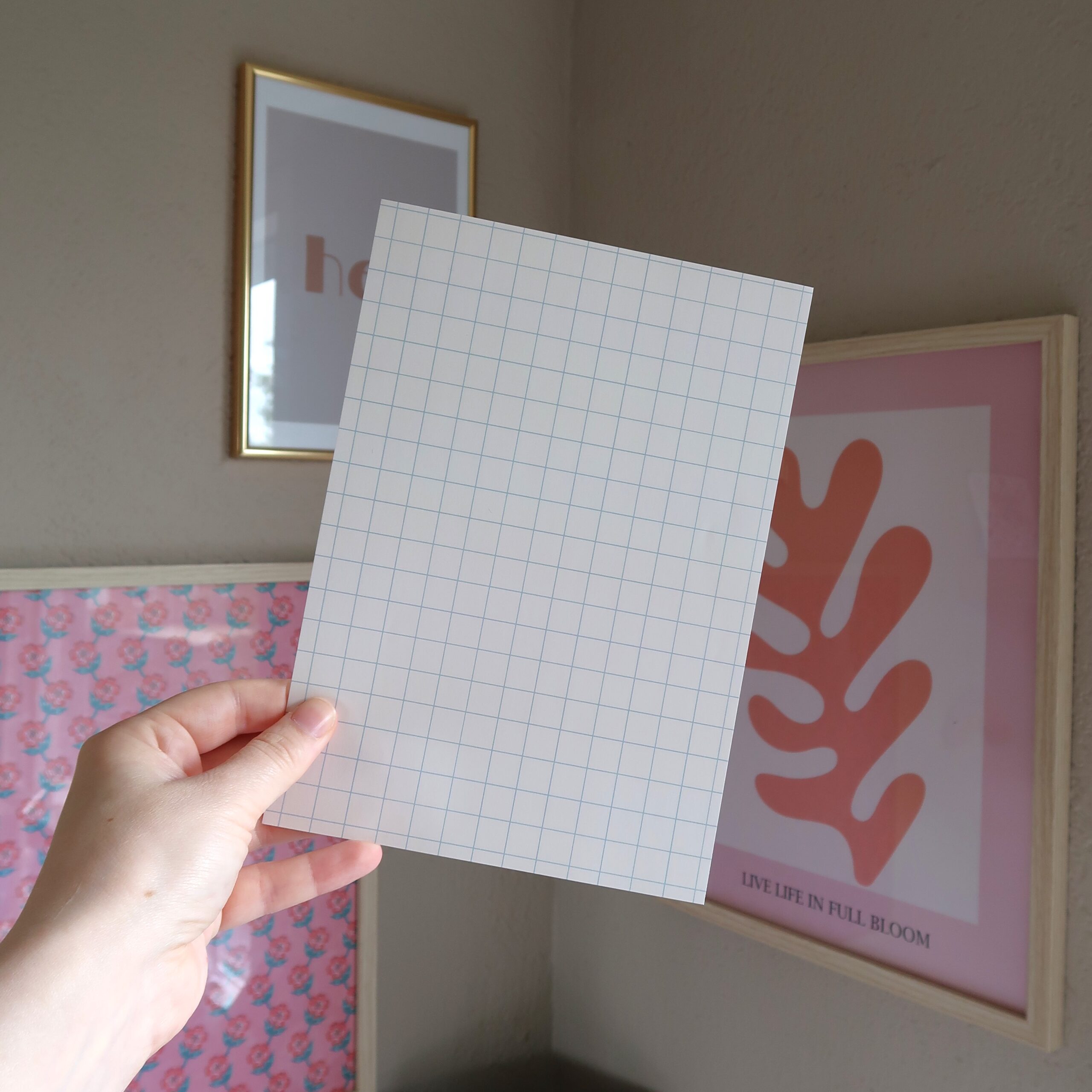 Achtergrond papiertje voor het journallen met wit en een blauw geruit patroon eroverheen.