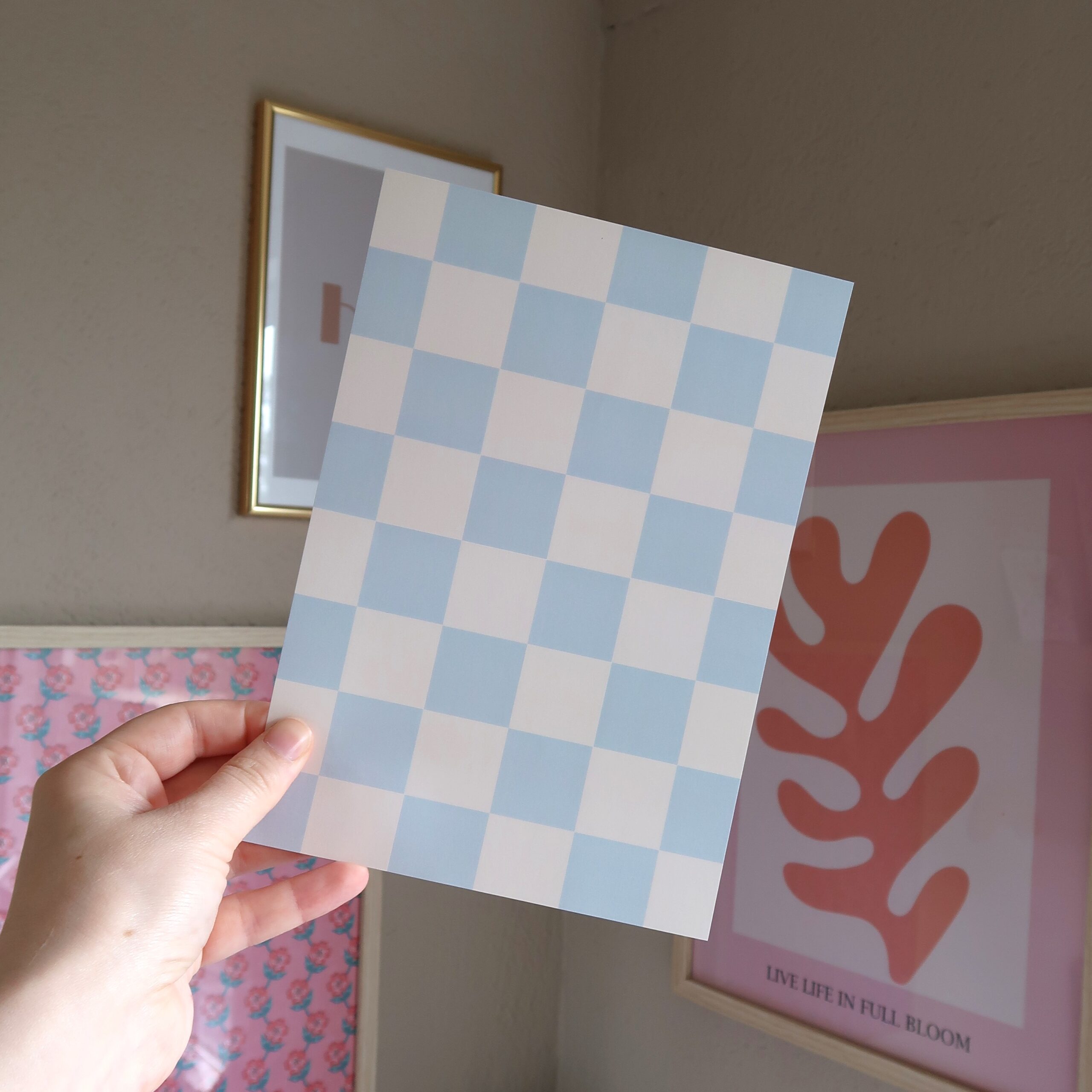 Achtergrond papiertje voor het journallen met een wit en blauw geblokt patroon.