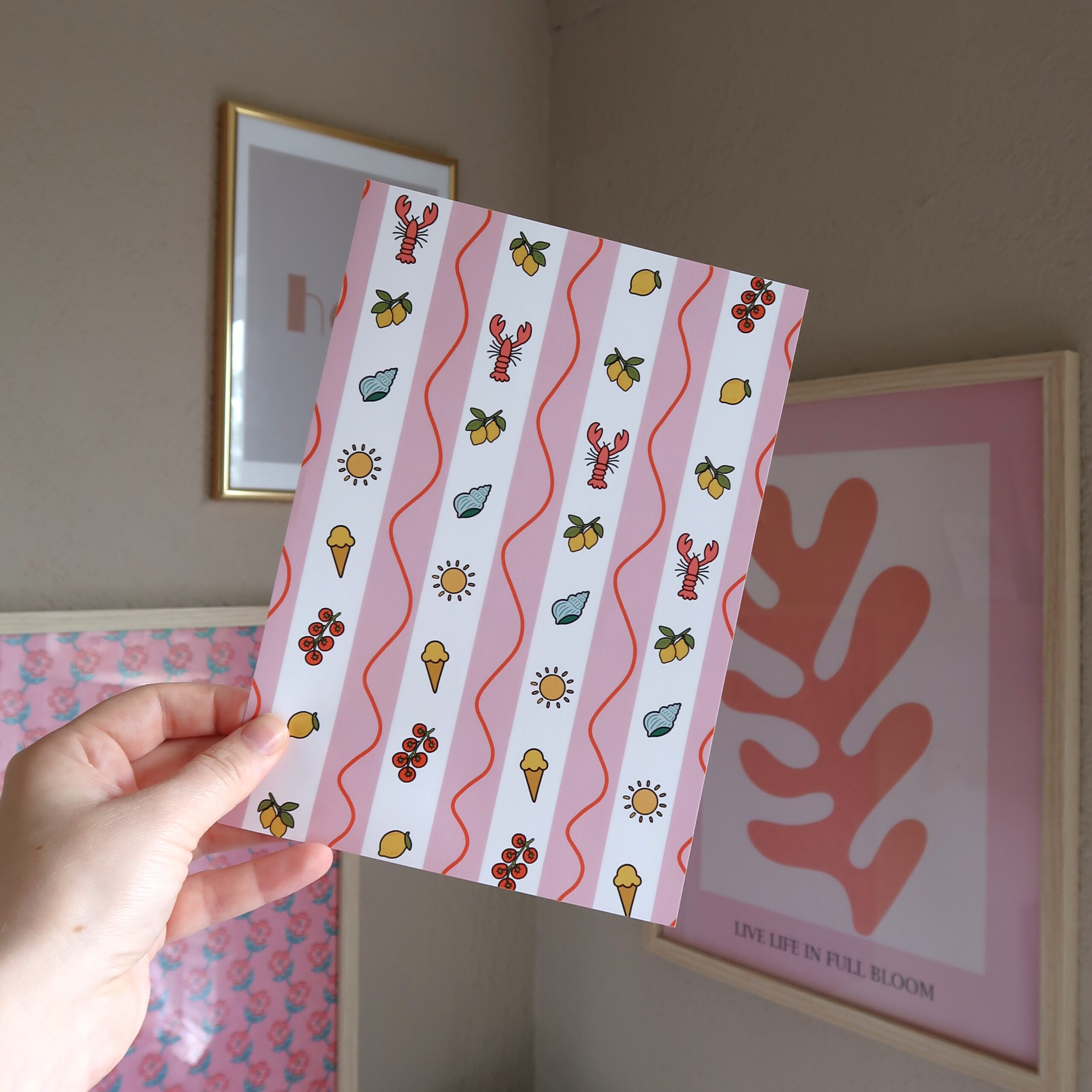 Achtergrond papiertje voor het journallen met een roze en wit gestreept patroon en illustraties van zomerse dingen, zoals kreeft, citroen en zon.