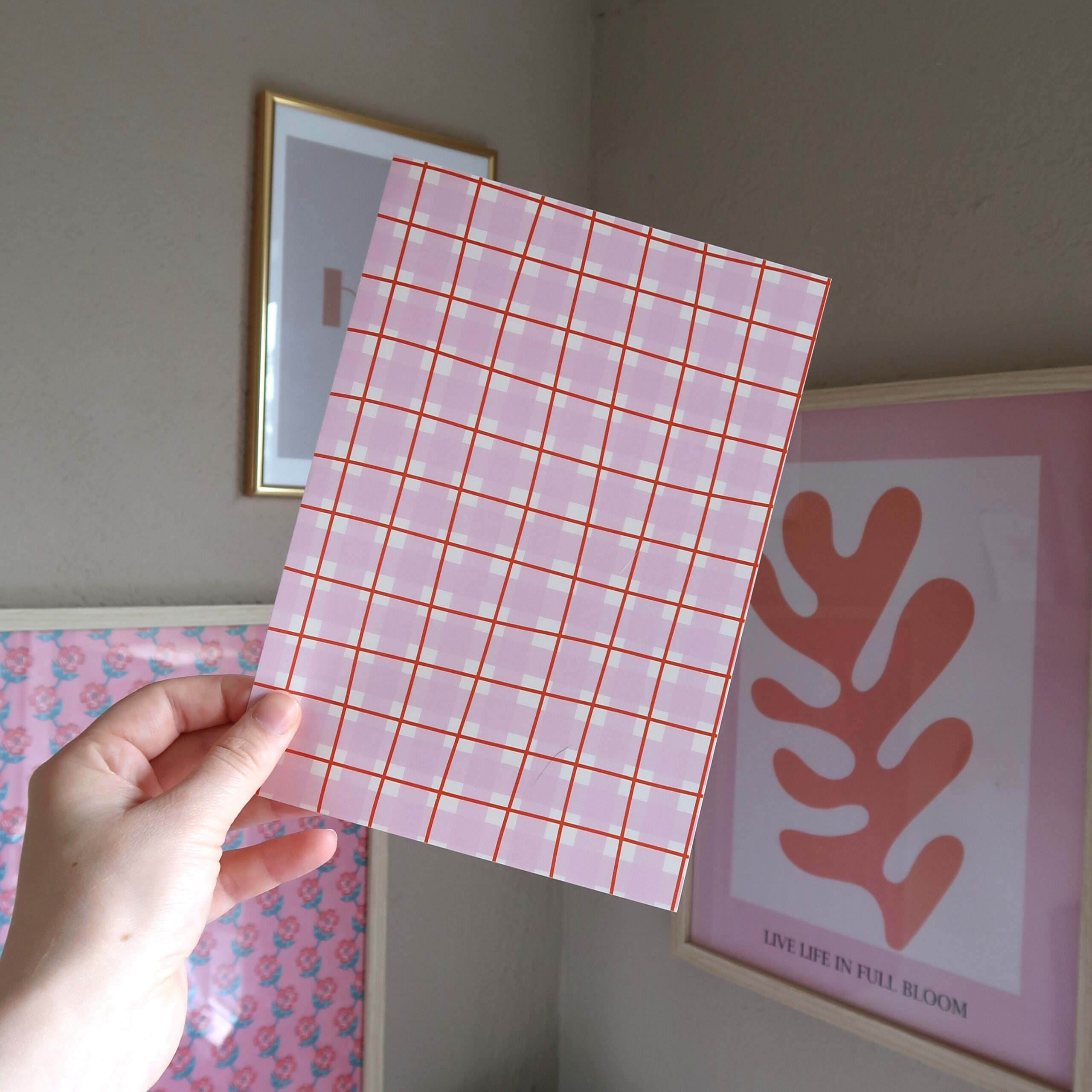 Achtergrond papiertje voor het journallen met een wit, roze en rood patroon.
