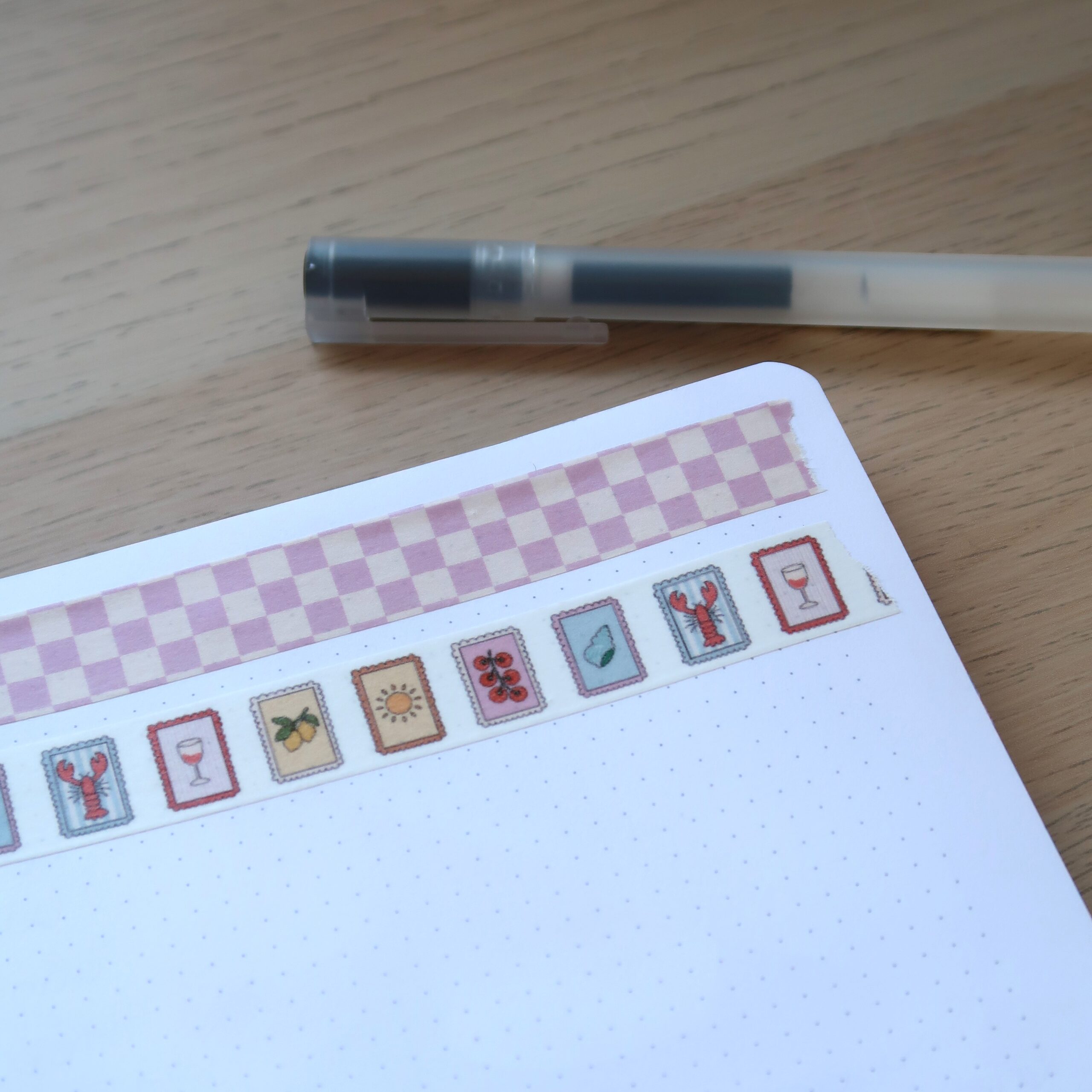 Afbeelding van de twee washi tapes in een journal geplakt.