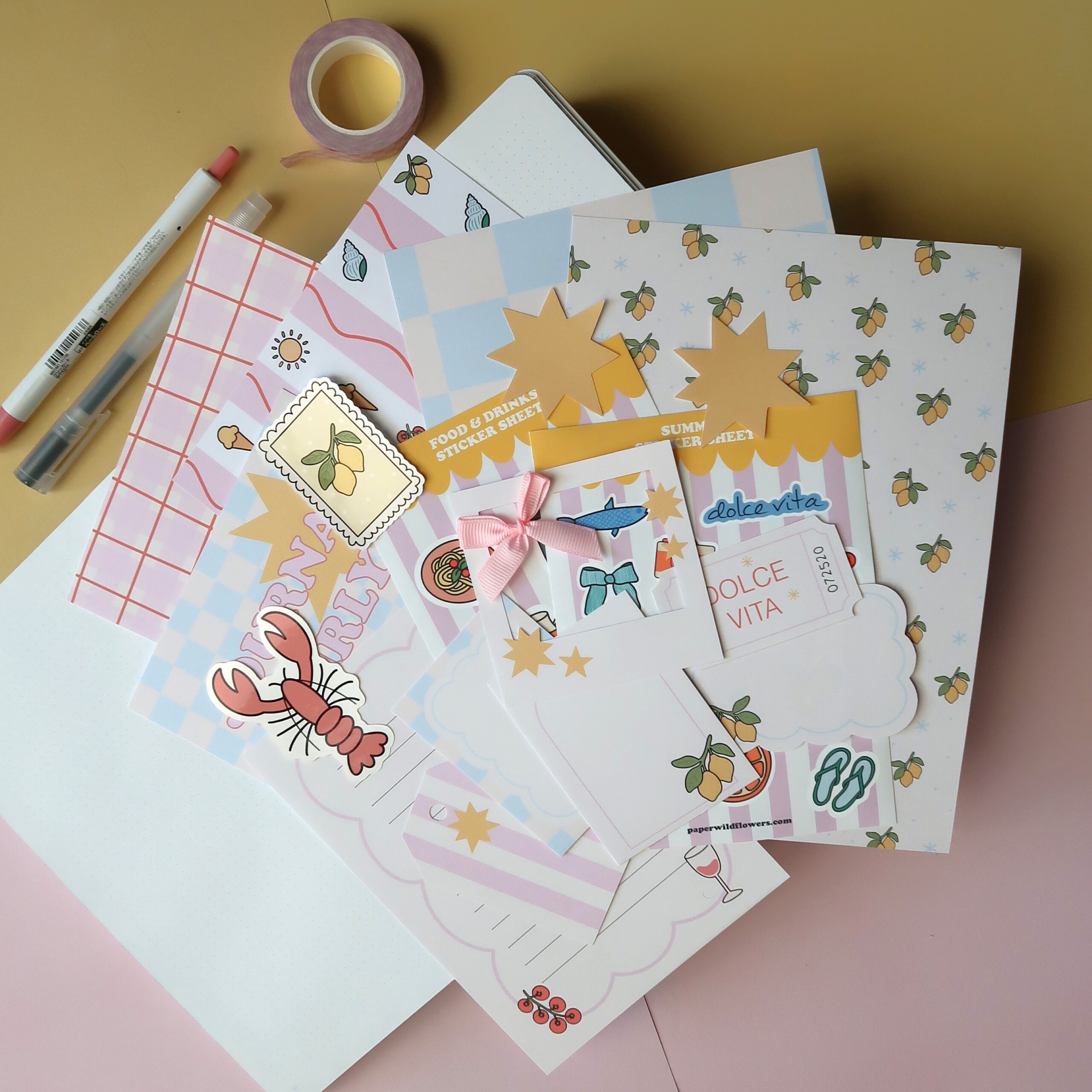 Foto van de gehele inhoud van de zomer journal kit