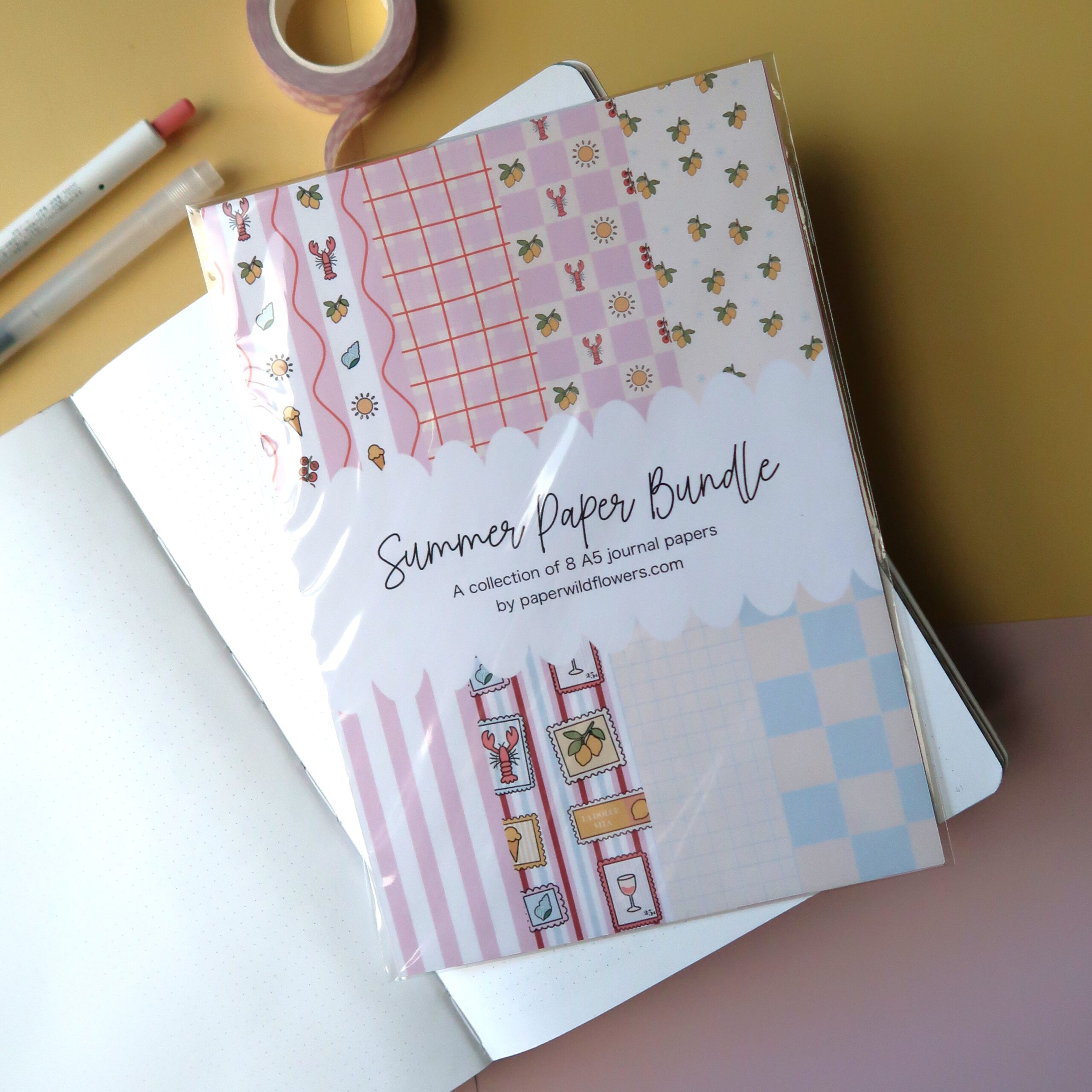 Foto van de papier bundel met zomerprintjes in de verpakking.
