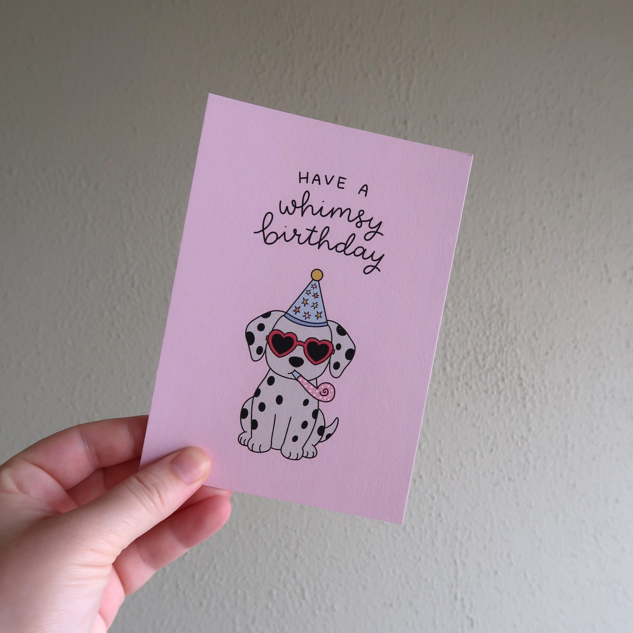 Productafbeelding van een ansichtkaart voor een verjaardag met illustraties van een hondje met een verjaardagshoedje.
