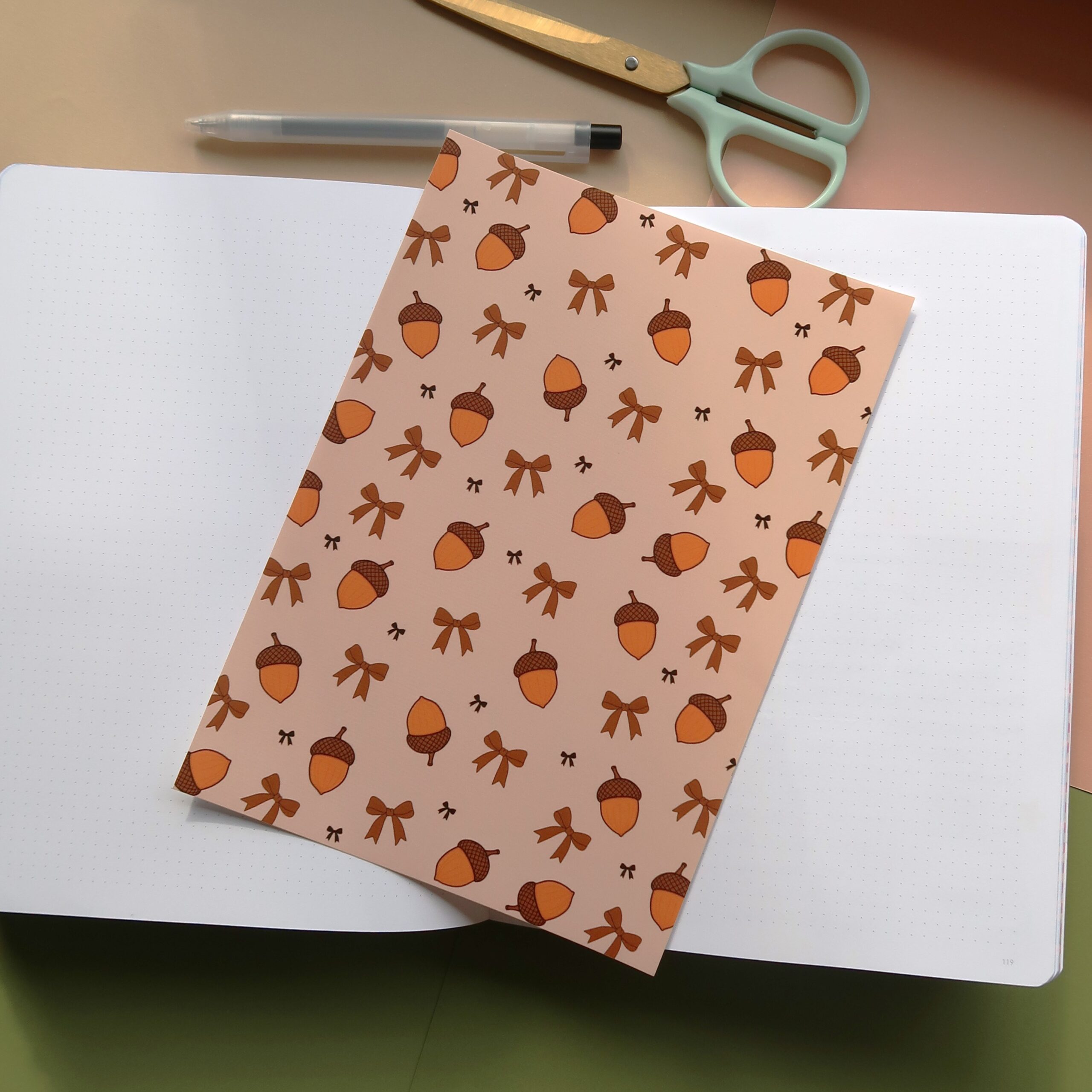 Vel journal papier met illustraties van eikeltjes en strikjes.