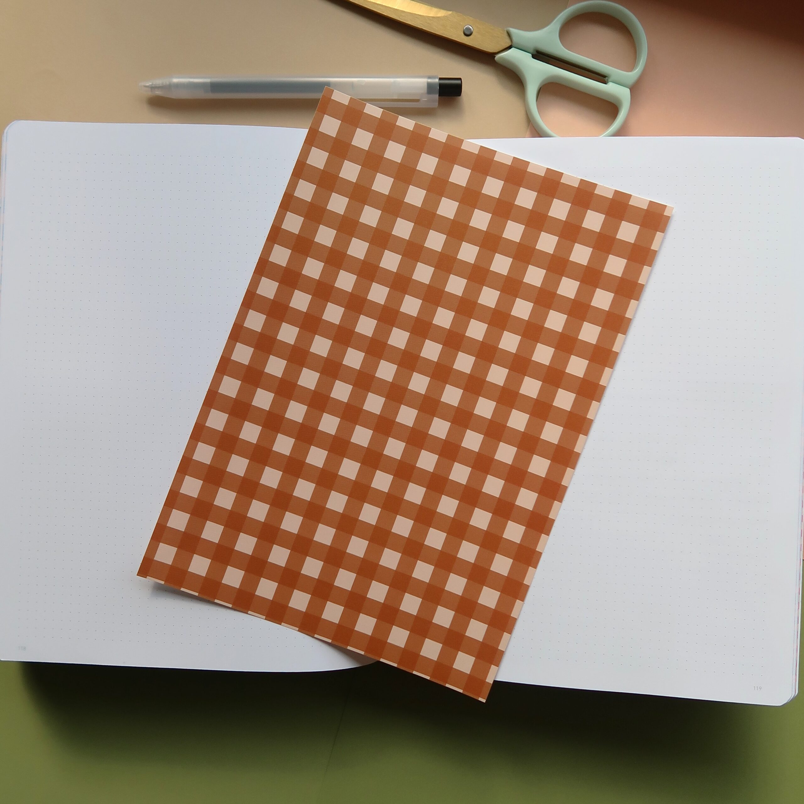 Vel journal papier met bruin gingham patroon.